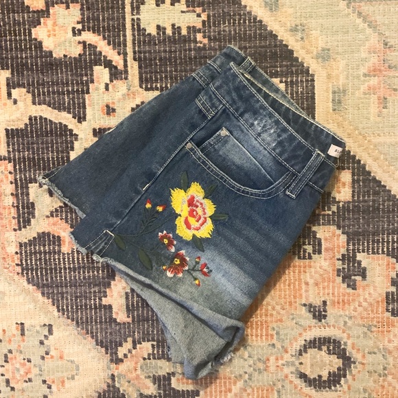Blu Pepper Boho Floral Embroidered Jean Shorts 32” - Picture 3 of 5